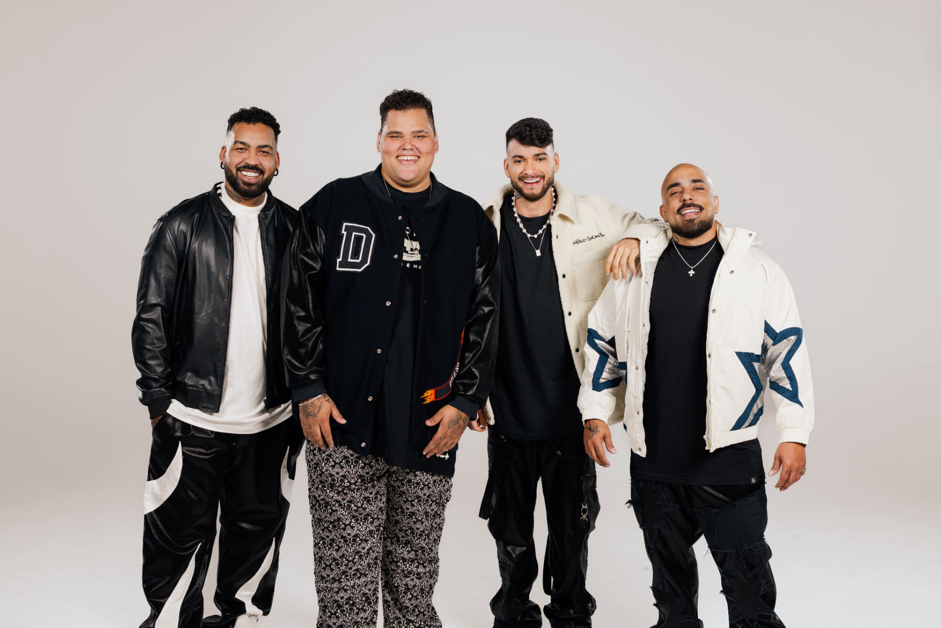 Menos é Mais — os quatro integrantes da banda