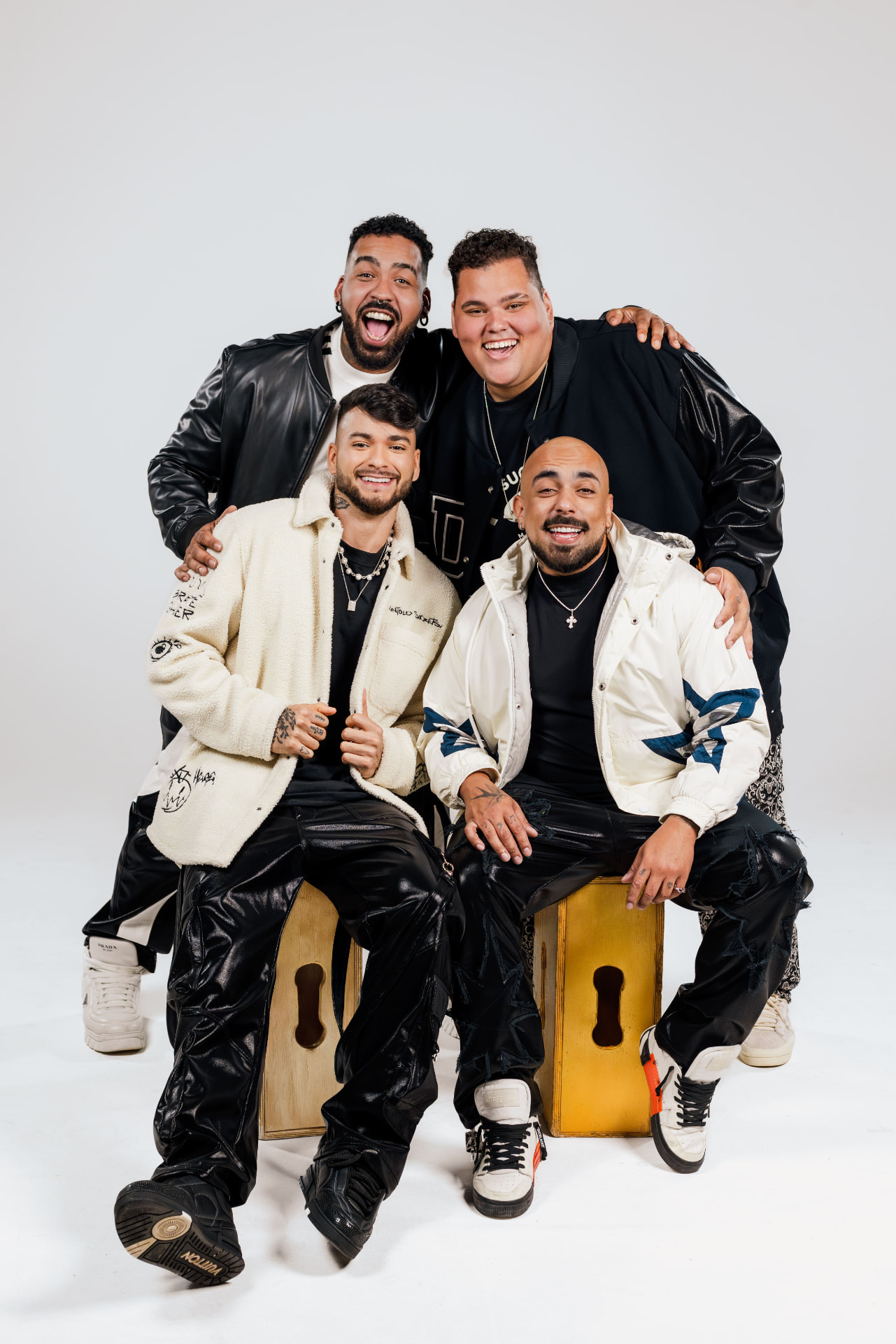 Menos é Mais — os quatro integrantes da banda